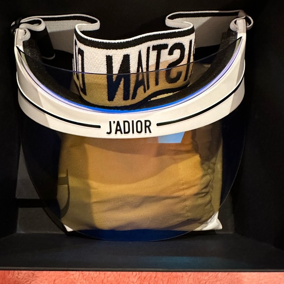 The blue mirror visor protects against UVA and UVB rays. - Picture 4 of 8